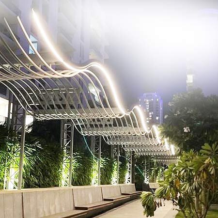 Stahlträger mit Lichtkontur zur Beleuchtung