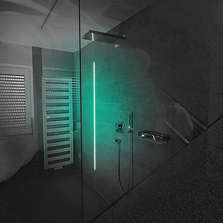 Perfektes Licht in der Dusche eines Badezimmers: RGB Led Lichtleiste für Fliesenprofil