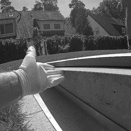 Licht im Boden einer Terrasse als Lichtkontur