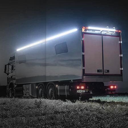 Kantenbeleuchtung mit LED Strip am Dach eines LKW Sonderbau 