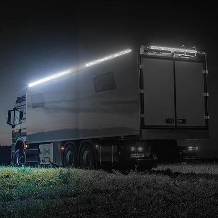 Transporter Schwerlaster mit zusätzlicher LED Beleuchtung